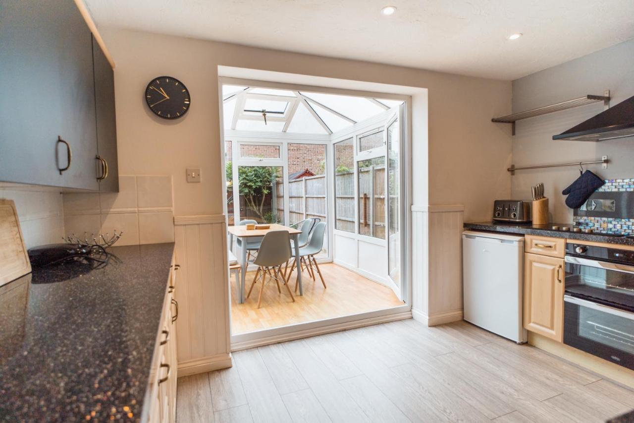 Villa Beautiful Town House With Private Garden And Patio Canford Magna Exterior foto